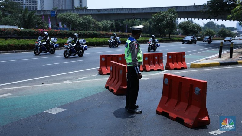 Petugas kepolisian melakukan buka tutup di jalan Gatot Subroto, Jakarta, Senin (4/9/2023). 
Kepolisian Negara Republik Indonesia (Polri) menyiapkan pengamanan jalur dan rekayasa lalu lintas terkait dengan pelaksanaan Konferensi Tingkat Tinggi (KTT) ASEAN ke-43 yang digelar di Jakarta pada 5-7 September 2023. (վ/Tri Susilo)