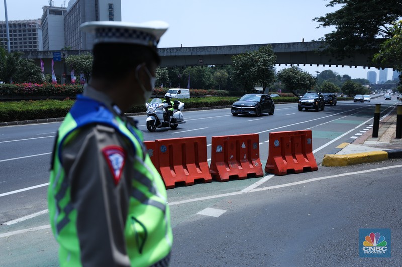 Petugas kepolisian melakukan buka tutup di jalan Gatot Subroto, Jakarta, Senin (4/9/2023). 
Kepolisian Negara Republik Indonesia (Polri) menyiapkan pengamanan jalur dan rekayasa lalu lintas terkait dengan pelaksanaan Konferensi Tingkat Tinggi (KTT) ASEAN ke-43 yang digelar di Jakarta pada 5-7 September 2023. (CNBC Indonesia/Tri Susilo)