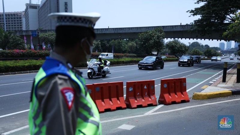 Petugas kepolisian melakukan buka tutup di jalan Gatot Subroto, Jakarta, Senin (4/9/2023). 
Kepolisian Negara Republik Indonesia (Polri) menyiapkan pengamanan jalur dan rekayasa lalu lintas terkait dengan pelaksanaan Konferensi Tingkat Tinggi (KTT) ASEAN ke-43 yang digelar di Jakarta pada 5-7 September 2023. (վ/Tri Susilo)