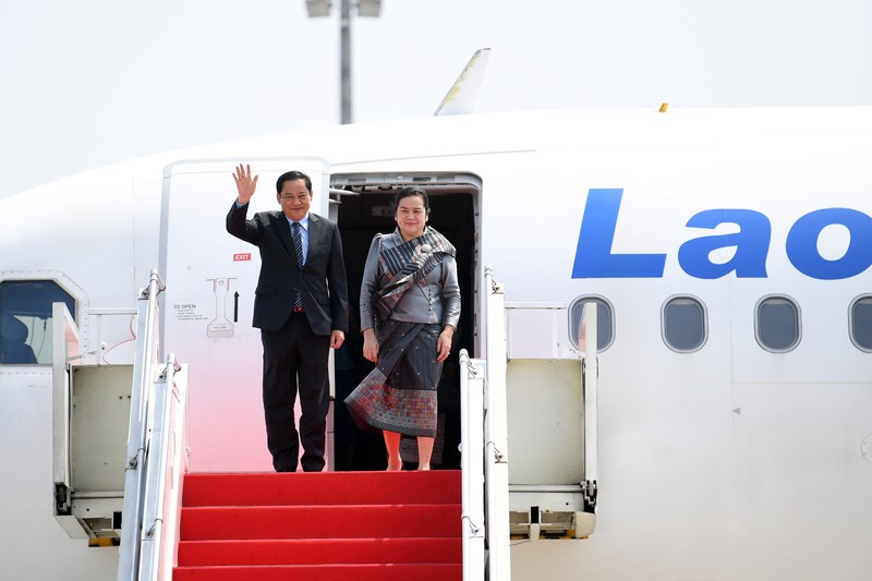 Perdana Menteri Cook Island Mark Brown (tengah) didampingi Sekjen Kemenhub Novie Riyanto (kiri) dan Pj Gubernur Banten Al Muktabar (kedua kanan) berjalan keluar meninggalkan bandara usai tiba di Terminal VVIP Bandara Soekarno-Hatta, Tangerang, Banten, Minggu (3/9/2023). Perdana Menteri Cook Island Mark Brown (tengah) didampingi Sekjen Kemenhub Novie Riyanto (kiri) dan Pj Gubernur Banten Al Muktabar (kedua kanan) berjalan keluar meninggalkan bandara usai tiba di Terminal VVIP Bandara Soekarno-Hatta, Tangerang, Banten, Minggu (3/9/2023). (Dok. Media Center KTT ASEAN 2023/Harviyan Perdana Putra/pras)