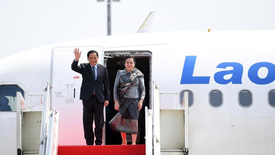 Perdana Menteri Cook Island Mark Brown (tengah) didampingi Sekjen Kemenhub Novie Riyanto (kiri) dan Pj Gubernur Banten Al Muktabar (kedua kanan) berjalan keluar meninggalkan bandara usai tiba di Terminal VVIP Bandara Soekarno-Hatta, Tangerang, Banten, Minggu (3/9/2023). (Dok. Media Center KTT ASEAN 2023/Harviyan Perdana Putra/pras)