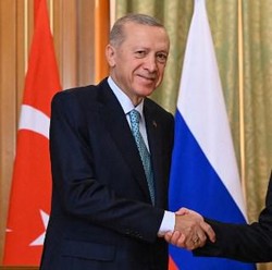 'Dua Kaki' Erdogan, Kian Mesra dengan Putin di Tengah Rusia Vs NATO