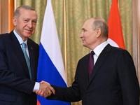 'Dua Kaki' Erdogan, Kian Mesra dengan Putin di Tengah Rusia Vs NATO