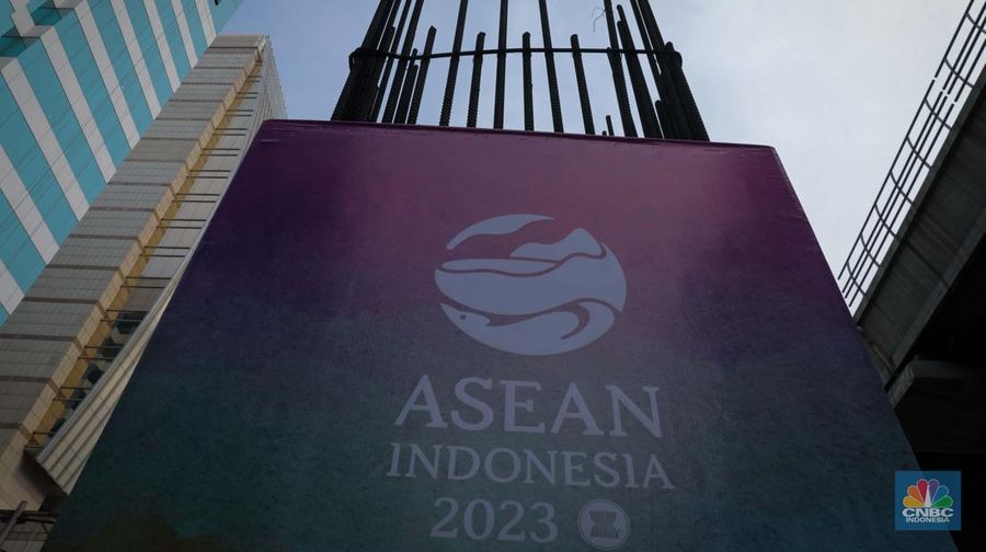 Sejumlah kendaraan melintas di dekat tiang proyek Monorail yang terpasang banner KTT ASEAN 2023 di Jalan Rasuna Said, Jakarta, Senin (4/9/2023). (CNBC Indonesia/Faisal Rahman)