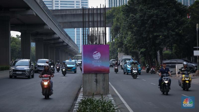 Sejumlah kendaraan melintas di dekat tiang proyek Monorail yang terpasang banner KTT ASEAN 2023 di Jalan Rasuna Said, Jakarta, Senin (4/9/2023). (CNBC Indonesia/Faisal Rahman) Sejumlah kendaraan melintas di dekat tiang proyek Monorail yang terpasang banner KTT ASEAN 2023 di Jalan Rasuna Said, Jakarta, Senin (4/9/2023). (CNBC Indonesia/Faisal Rahman)