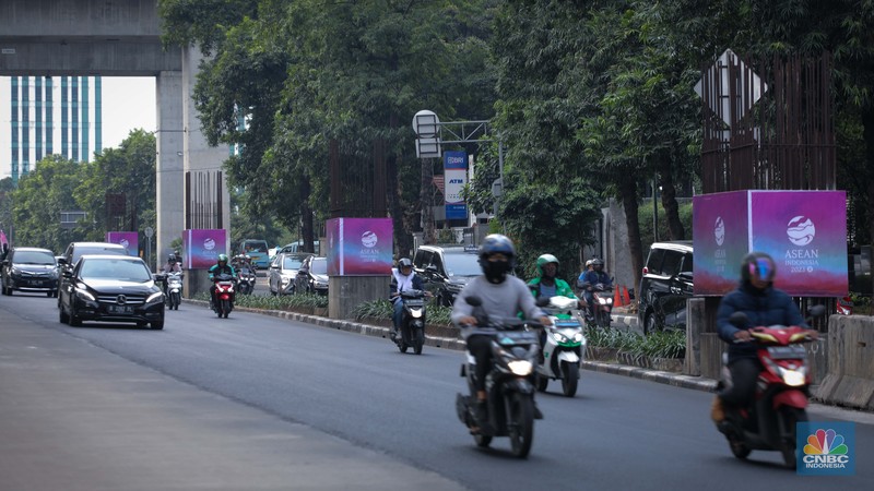 Sejumlah kendaraan melintas di dekat tiang proyek Monorail yang terpasang banner KTT ASEAN 2023 di Jalan Rasuna Said, Jakarta, Senin (4/9/2023). (CNBC Indonesia/Faisal Rahman) Sejumlah kendaraan melintas di dekat tiang proyek Monorail yang terpasang banner KTT ASEAN 2023 di Jalan Rasuna Said, Jakarta, Senin (4/9/2023). (CNBC Indonesia/Faisal Rahman)