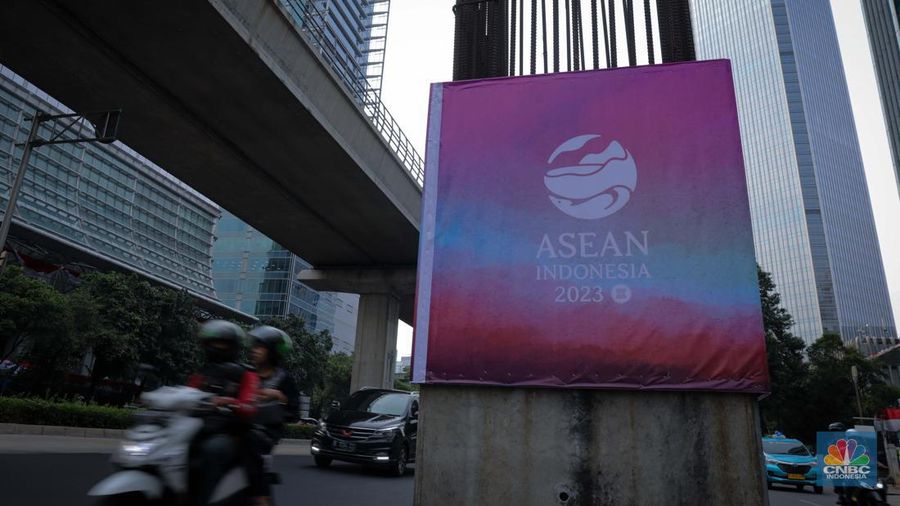 Sejumlah kendaraan melintas di dekat tiang proyek Monorail yang terpasang banner KTT ASEAN 2023 di Jalan Rasuna Said, Jakarta, Senin (4/9/2023). (²©²ÊÍøÕ¾/Faisal Rahman)