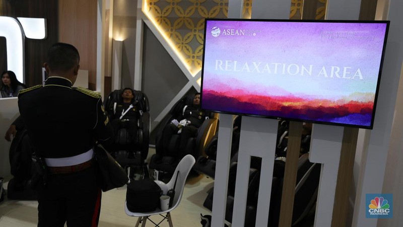 Jurnalis memanfaatkan fasilitas kursi pijat di area relaksasi Media Center Konferensi Tingkat Tinggi (KTT) ke-43 ASEAN di Jakarta, Minggu (3/9/2023). (Dok. Media Center KTT ASEAN 2023/Dwi Prasetya/foc)