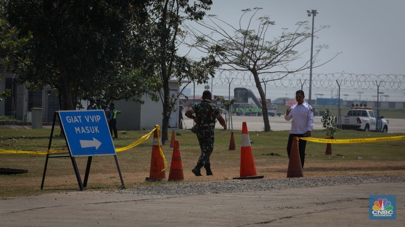 Sejumlah petugas keamanan berjaga di sekitar gedung VIP Terminal 3 Bandara International Soekarno Hatta, Tangerang, Banten, Senin (4/9/2023). (CNBC Indonesia/Faisal Rahman)