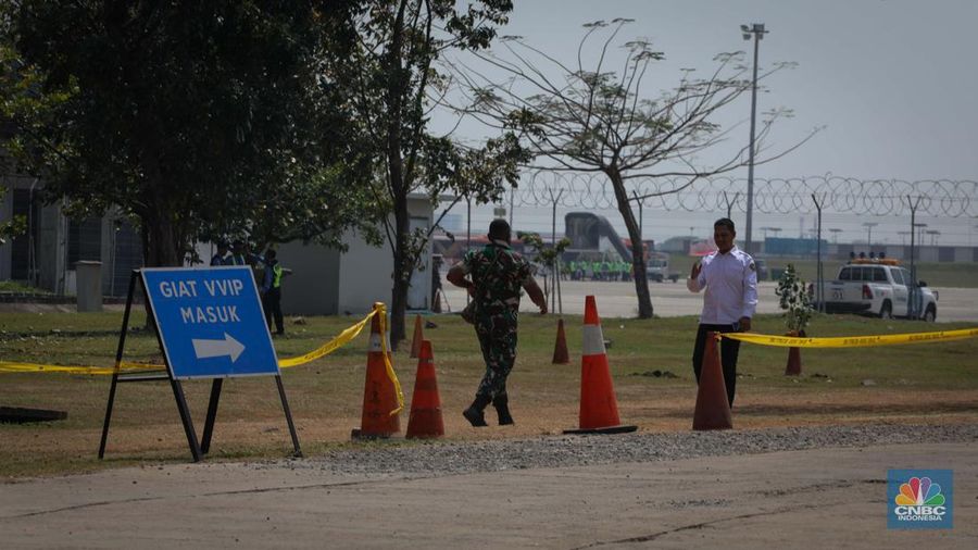 Sejumlah petugas keamanan berjaga di sekitar gedung VIP Terminal 3 Bandara International Soekarno Hatta, Tangerang, Banten, Senin (4/9/2023). (CNBC Indonesia/Faisal Rahman)
