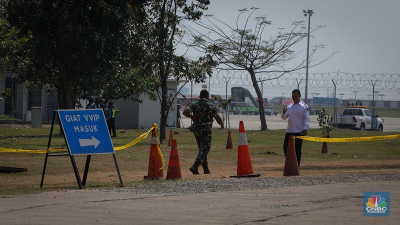 Sejumlah petugas keamanan berjaga di sekitar gedung VIP Terminal 3 Bandara International Soekarno Hatta, Tangerang, Banten, Senin (4/9/2023). (CNBC Indonesia/Faisal Rahman)