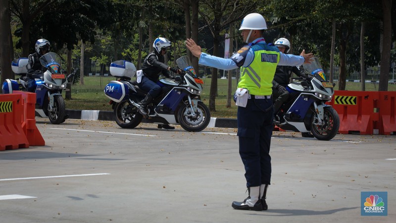 Sejumlah petugas keamanan berjaga di sekitar gedung VIP Terminal 3 Bandara International Soekarno Hatta, Tangerang, Banten, Senin (4/9/2023). Sejumlah petugas keamanan berjaga di sekitar gedung VIP Terminal 3 Bandara International Soekarno Hatta, Tangerang, Banten, Senin (4/9/2023). (CNBC Indonesia/Faisal Rahman)