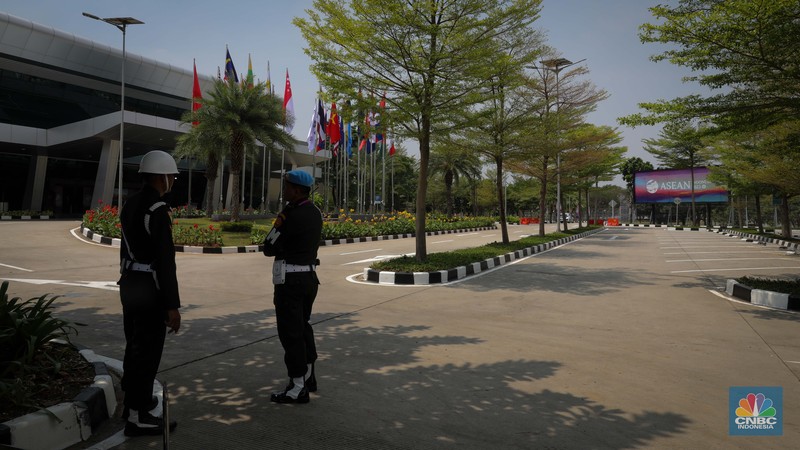 Sejumlah petugas keamanan berjaga di sekitar gedung VIP Terminal 3 Bandara International Soekarno Hatta, Tangerang, Banten, Senin (4/9/2023). Sejumlah petugas keamanan berjaga di sekitar gedung VIP Terminal 3 Bandara International Soekarno Hatta, Tangerang, Banten, Senin (4/9/2023). (CNBC Indonesia/Faisal Rahman)