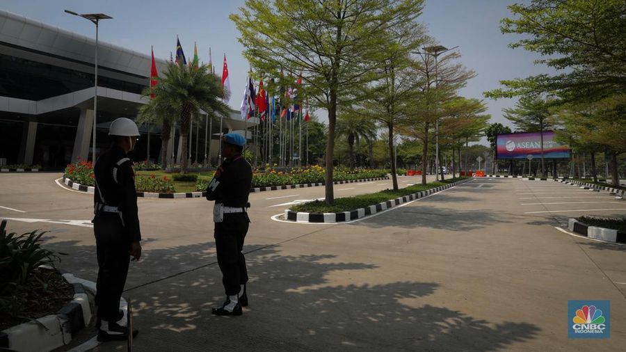 Sejumlah petugas keamanan berjaga di sekitar gedung VIP Terminal 3 Bandara International Soekarno Hatta, Tangerang, Banten, Senin (4/9/2023). (CNBC Indonesia/Faisal Rahman)
