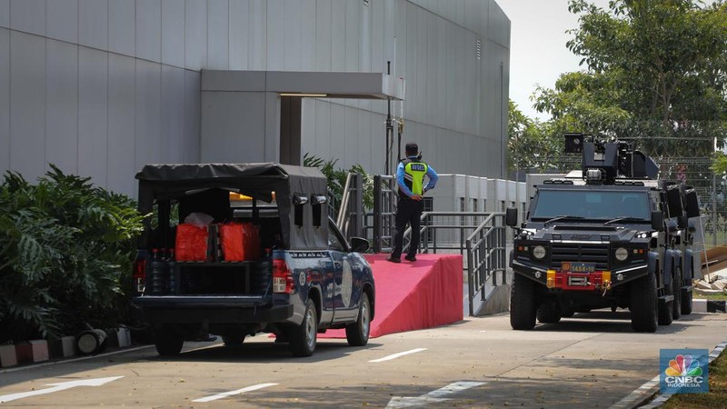 Sejumlah petugas keamanan berjaga di sekitar gedung VIP Terminal 3 Bandara International Soekarno Hatta, Tangerang, Banten, Senin (4/9/2023). (CNBC Indonesia/Faisal Rahman)