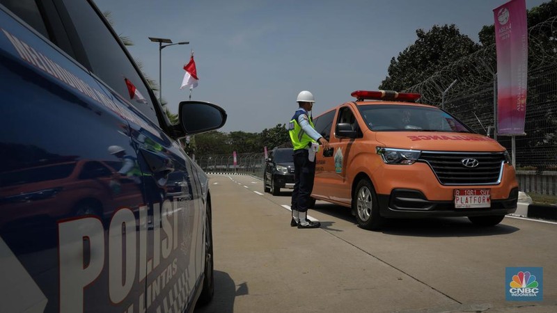 Sejumlah petugas keamanan berjaga di sekitar gedung VIP Terminal 3 Bandara International Soekarno Hatta, Tangerang, Banten, Senin (4/9/2023). (CNBC Indonesia/Faisal Rahman)