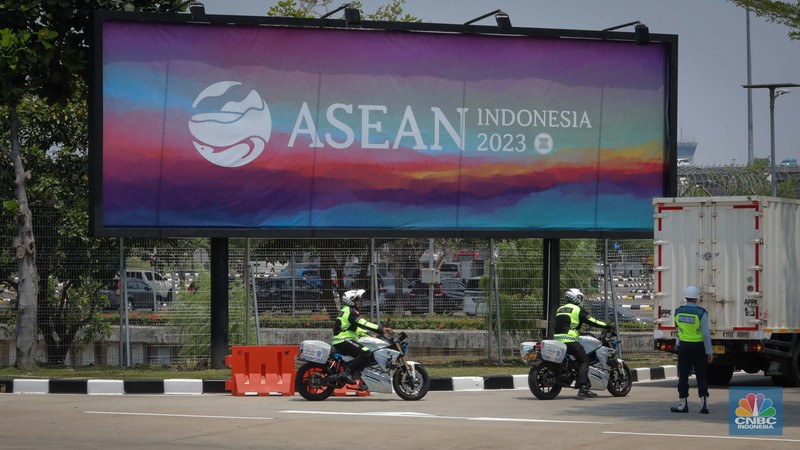 Sejumlah petugas keamanan berjaga di sekitar gedung VIP Terminal 3 Bandara International Soekarno Hatta, Tangerang, Banten, Senin (4/9/2023). Sejumlah petugas keamanan berjaga di sekitar gedung VIP Terminal 3 Bandara International Soekarno Hatta, Tangerang, Banten, Senin (4/9/2023). (CNBC Indonesia/Faisal Rahman)