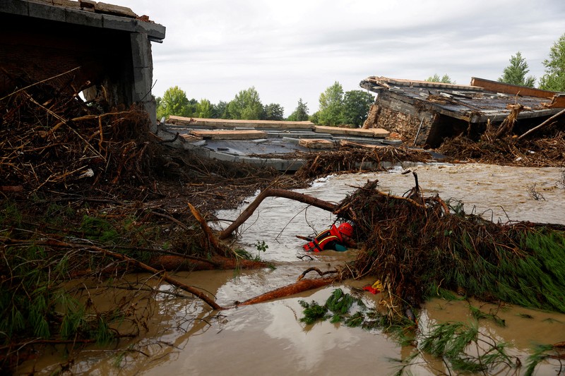 Aliran air banjir deras di samping rumah-rumah di Alcanar, Spanyol pada 3 September 2023 dalam gambar diam yang diperoleh dari video media sosial. (Maite Garcia-Cooper via REUTERS)
