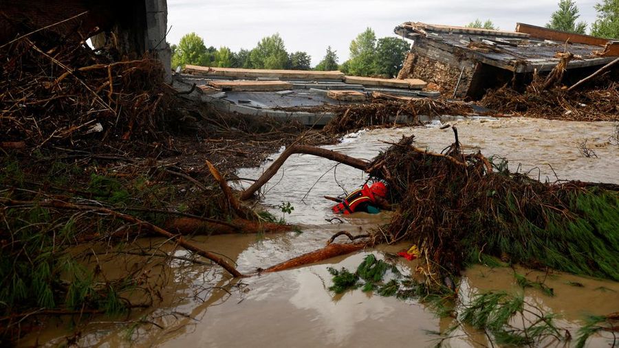 Aliran air banjir deras di samping rumah-rumah di Alcanar, Spanyol pada 3 September 2023 dalam gambar diam yang diperoleh dari video media sosial. (Maite Garcia-Cooper via REUTERS)