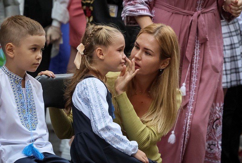 Orang tua bereaksi dan mengucapkan selamat tinggal saat siswa kelas satu mereka meninggalkan upacara untuk menandai dimulainya tahun ajaran baru, di tengah serangan Rusia ke Ukraina, di Kyiv, Ukraina 1 September 2023. Orang tua bereaksi dan mengucapkan selamat tinggal saat siswa kelas satu mereka meninggalkan upacara untuk menandai dimulainya tahun ajaran baru, di tengah serangan Rusia ke Ukraina, di Kyiv, Ukraina 1 September 2023. (REUTERS/Gleb Garanich)