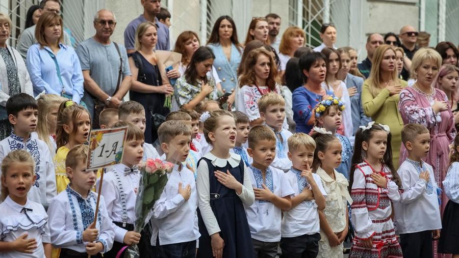 Siswa kelas satu menyanyikan lagu kebangsaan dalam upacara menandai dimulainya tahun ajaran baru, di tengah serangan Rusia terhadap Ukraina, di Kyiv, Ukraina 1 September 2023. (REUTERS/Gleb Garanich)