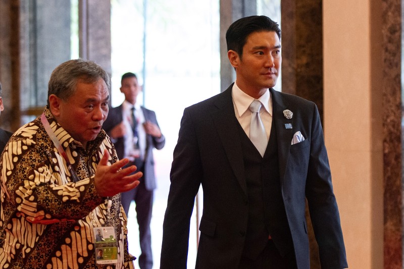Siwon Suju Attends ASEAN Business & Investment Summit 2023 Regional Ambassador for UNICEF East Asia & Pacific Choi Siwon or Siwon Suju (right) welcomed by Alternate Chair of the ASEAN Business Advisory Council (ASEAN BAC) Bernardino Vega on the ASEAN Business & Investment Summit 2023 at Sultan Hotel, Jakarta, Monday (4/9/2023). Media Center of The ASEAN Summit 2023/Afriadi Hikmal/aww/mifta. *** Local Caption *** Duta Besar Regional untuk UNICEF Asia Timur & Pasifik Choi Siwon atau Siwon Suju (kanan) disambut Alternate Chair of ASEAN Business Advisory Council (ASEAN BAC) Bernardino Vega pada acara ASEAN Business & Investment Summit 2023 di Hotel Sultan, Jakarta, Senin (4/9/2023). Media Center KTT ASEAN 2023/Afriadi Hikmal/aww.
