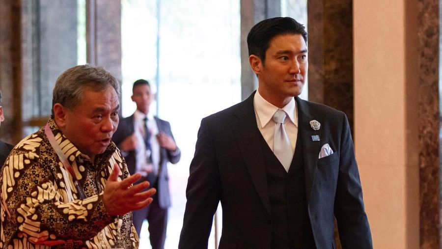 Regional Ambassador for UNICEF East Asia & Pacific Choi Siwon or Siwon Suju (right) welcomed by Alternate Chair of the ASEAN Business Advisory Council (ASEAN BAC) Bernardino Vega on the ASEAN Business & Investment Summit 2023 at Sultan Hotel, Jakarta, Monday (4/9/2023). Media Center of The ASEAN Summit 2023/Afriadi Hikmal/aww/mifta. *** Local Caption *** Duta Besar Regional untuk UNICEF Asia Timur & Pasifik Choi Siwon atau Siwon Suju (kanan) disambut Alternate Chair of ASEAN Business Advisory Council (ASEAN BAC) Bernardino Vega pada acara ASEAN Business & Investment Summit 2023 di Hotel Sultan, Jakarta, Senin (4/9/2023). Media Center KTT ASEAN 2023/Afriadi Hikmal/aww.