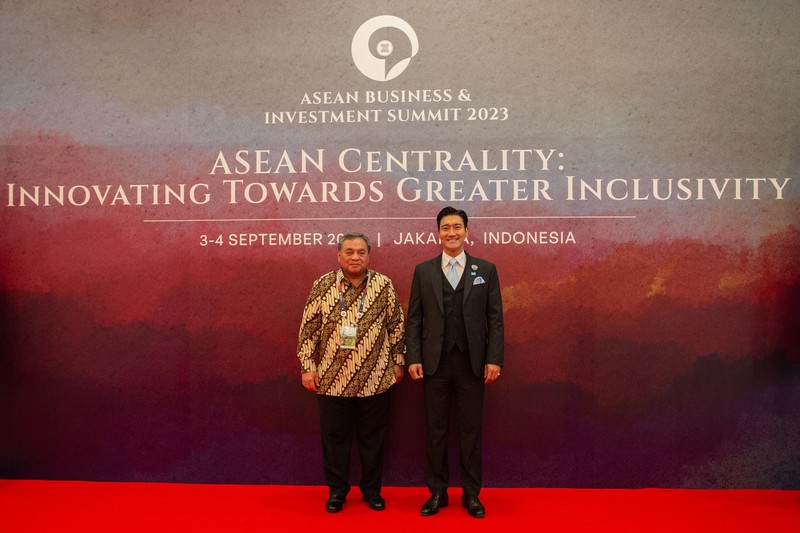 Siwon Suju Attends ASEAN Business & Investment Summit 2023 Regional Ambassador for UNICEF East Asia & Pacific Choi Siwon or Siwon Suju (right) welcomed by Alternate Chair of the ASEAN Business Advisory Council (ASEAN BAC) Bernardino Vega on the ASEAN Business & Investment Summit 2023 at Sultan Hotel, Jakarta, Monday (4/9/2023). Media Center of The ASEAN Summit 2023/Afriadi Hikmal/aww/mifta. *** Local Caption *** Duta Besar Regional untuk UNICEF Asia Timur & Pasifik Choi Siwon atau Siwon Suju (kanan) disambut Alternate Chair of ASEAN Business Advisory Council (ASEAN BAC) Bernardino Vega pada acara ASEAN Business & Investment Summit 2023 di Hotel Sultan, Jakarta, Senin (4/9/2023). Media Center KTT ASEAN 2023/Afriadi Hikmal/aww.