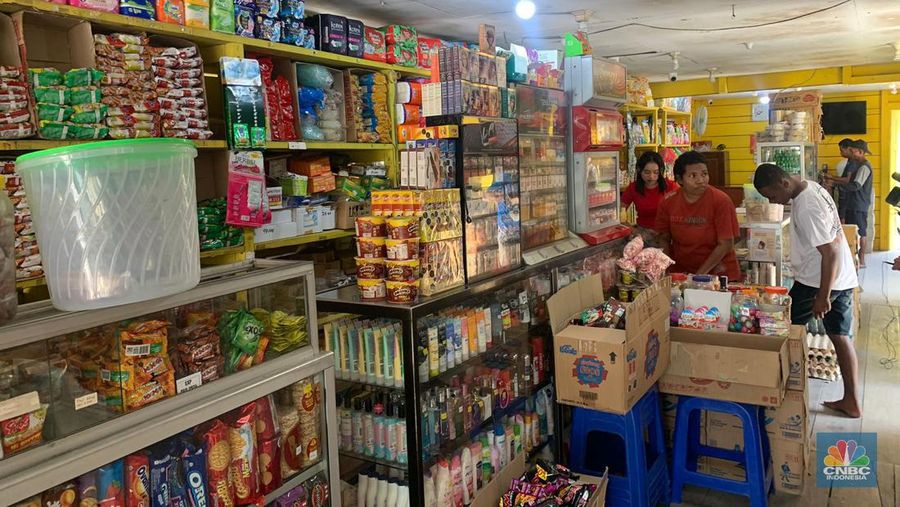 Suasana pedagang Warung di Dobo, Maluku. (վ/Maikel Jefriando)