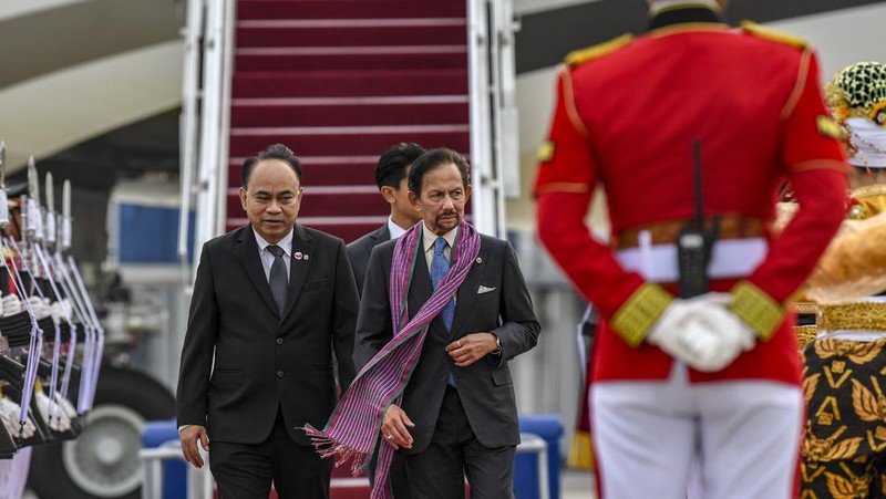Pesawat yang membawa Sultan Brunei Darussalam Hassanal Bolkiah tiba di Terminal VVIP Bandara Soekarno Hatta, Banten, Senin (4/9/2023). Media Center KTT ASEAN 2023/Raisan Al Farisi/aww.