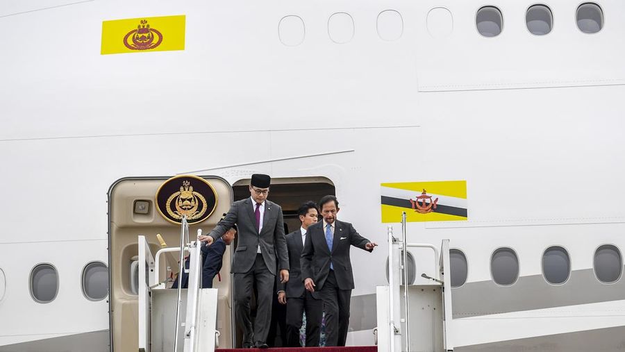 Pesawat yang membawa Sultan Brunei Darussalam Hassanal Bolkiah tiba di Terminal VVIP Bandara Soekarno Hatta, Banten, Senin (4/9/2023). Media Center KTT ASEAN 2023/Raisan Al Farisi/aww.