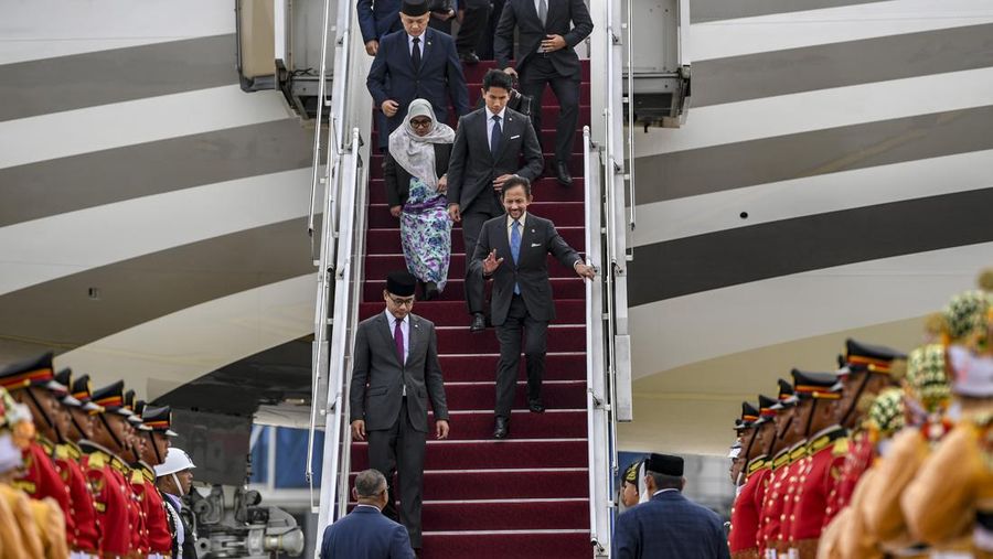 Pesawat yang membawa Sultan Brunei Darussalam Hassanal Bolkiah tiba di Terminal VVIP Bandara Soekarno Hatta, Banten, Senin (4/9/2023). Media Center KTT ASEAN 2023/Raisan Al Farisi/aww.