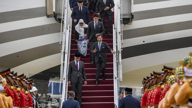 Pesawat yang membawa Sultan Brunei Darussalam Hassanal Bolkiah tiba di Terminal VVIP Bandara Soekarno Hatta, Banten, Senin (4/9/2023). Media Center KTT ASEAN 2023/Raisan Al Farisi/aww.