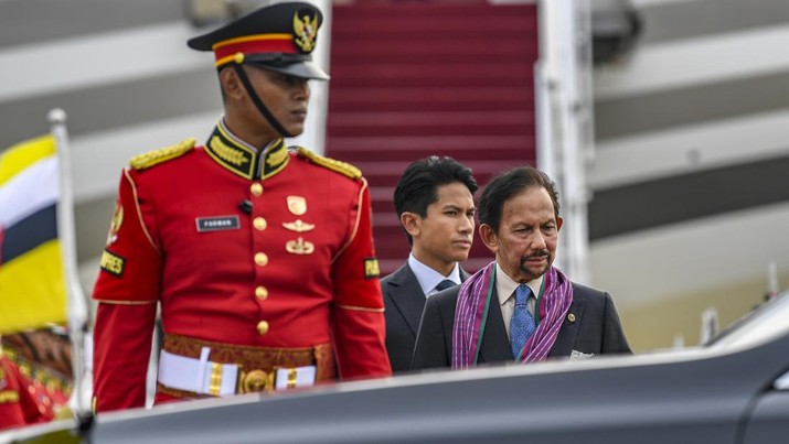 Sultan of Brunei Darussalam Hassanal Bolkiah (right) walks to his car upon arrival at the VVIP Terminal at Soekarno-Hatta Airport, Tangerang, Banten, Monday (4/9/2023). Media Center of the ASEAN Summit 2023/Muhammad Adimaja/pras/Int.
 *** Local Caption *** Sultan Brunei Darussalam Hassanal Bolkiah (kanan) bersiap menaiki kendaraan setibanya di Terminal VVIP Bandara Soekarno-Hatta, Tangerang, Banten, Senin (4/9/2023). Media Center KTT ASEAN 2023/Muhammad Adimaja/pras.