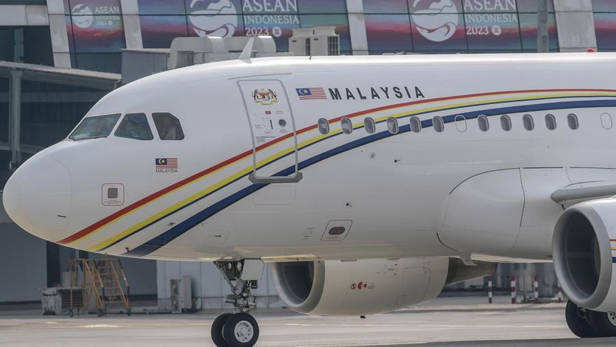 The plane escorting the Prime Minister of Malaysia Anwar Ibrahim arrives at the VVIP Terminal of Soekarno Hatta Airport, Banten, Monday (4/9/2023). Media Center of ASEAN Summit 2023/Raisan Al Farisi/aww/ratih. *** Local Caption *** Pesawat yang membawa Perdana Menteri Malaysia Anwar Ibrahim tiba di Terminal VVIP Bandara Soekarno Hatta, Banten, Senin (4/9/2023). Media Center KTT ASEAN 2023/Raisan Al Farisi/aww.