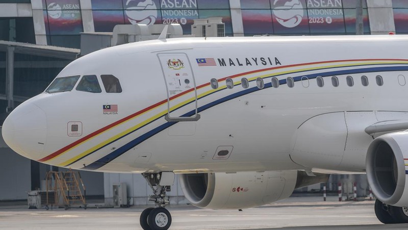 The plane escorting the Prime Minister of Malaysia Anwar Ibrahim arrives at the VVIP Terminal of Soekarno Hatta Airport, Banten, Monday (4/9/2023). Media Center of ASEAN Summit 2023/Raisan Al Farisi/aww/ratih. *** Local Caption *** Pesawat yang membawa Perdana Menteri Malaysia Anwar Ibrahim tiba di Terminal VVIP Bandara Soekarno Hatta, Banten, Senin (4/9/2023). Media Center KTT ASEAN 2023/Raisan Al Farisi/aww.