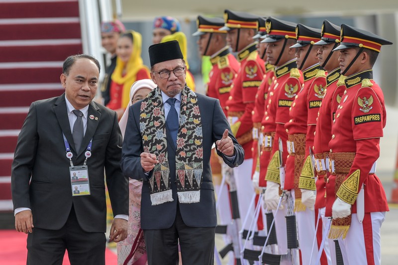 The Arrival of The Prime Minister of Cook Islands The Prime Minister of Cook Island Mark Brown (center) accompanied by Acting Governor of Banten Al Muktabar (right) and Secretary-General of the Ministry of Transportation Novie Riyanto (left) walk together to the VVIP Gate Terminal 3 Soekarno Hatta Airport, Banten, Sunday (3/9/2023). Media Center of The ASEAN Summit 2023/Raisan Al Farisi/aww.
*** Local Caption *** Perdana Menteri Cook Island Mark Brown (tengah) didampingi Pj Gubernur Banten Al Muktabar (kanan) dan Sekjen Kementerian Perhubungan Novie Riyanto (kiri) berjalan menuju Gedung VIP Terminal 3 Bandara Soekarno Hatta, Banten, Minggu (3/9/2023). Media Center KTT ASEAN 2023/Raisan Al Farisi/aww.