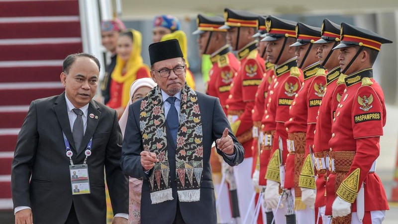 Perdana Menteri Cook Island Mark Brown (tengah) didampingi Sekjen Kemenhub Novie Riyanto (kiri) dan Pj Gubernur Banten Al Muktabar (kedua kanan) berjalan keluar meninggalkan bandara usai tiba di Terminal VVIP Bandara Soekarno-Hatta, Tangerang, Banten, Minggu (3/9/2023). (Dok. Media Center KTT ASEAN 2023/Harviyan Perdana Putra/pras)