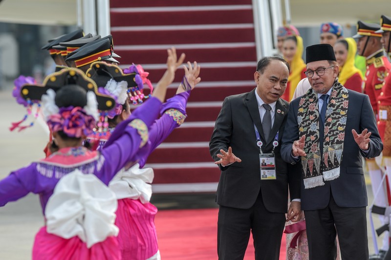 The Arrival of PM Malaysia Anwar Ibrahim The plane escorting the Prime Minister of Malaysia Anwar Ibrahim arrives at the VVIP Terminal of Soekarno Hatta Airport, Banten, Monday (4/9/2023). Media Center of ASEAN Summit 2023/Raisan Al Farisi/aww/ratih. *** Local Caption *** Pesawat yang membawa Perdana Menteri Malaysia Anwar Ibrahim tiba di Terminal VVIP Bandara Soekarno Hatta, Banten, Senin (4/9/2023). Media Center KTT ASEAN 2023/Raisan Al Farisi/aww.