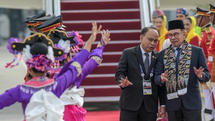 The Prime Minister of Malaysia Anwar Ibrahim (right) engages in conversation with the Minister of Communication and Informatics Budi Arie Setiadi (left) upon arrival at the VVIP Terminal of Soekarno Hatta Airport, Banten, Monday (4/9/2023). Media Center of ASEAN Summit 2023/Raisan Al Farisi/aww/ratih. *** Local Caption *** Perdana Menteri Malaysia Anwar Ibrahim (kanan) berbincang dengan Menkominfo Budi Arie Setiadi (kiri) saat tiba di Terminal VVIP Bandara Soekarno Hatta, Banten, Senin (4/9/2023). Media Center KTT ASEAN 2023/Raisan Al Farisi/aww.
