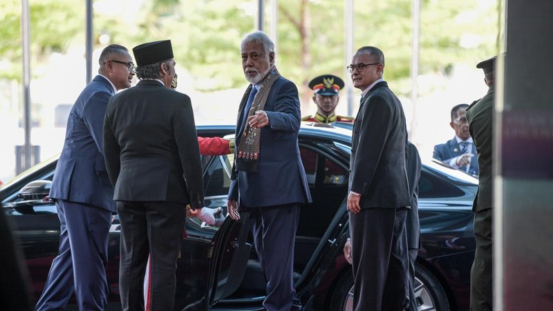 The plane escorting the Prime Minister of Malaysia Anwar Ibrahim arrives at the VVIP Terminal of Soekarno Hatta Airport, Banten, Monday (4/9/2023). Media Center of ASEAN Summit 2023/Raisan Al Farisi/aww/ratih. *** Local Caption *** Pesawat yang membawa Perdana Menteri Malaysia Anwar Ibrahim tiba di Terminal VVIP Bandara Soekarno Hatta, Banten, Senin (4/9/2023). Media Center KTT ASEAN 2023/Raisan Al Farisi/aww.