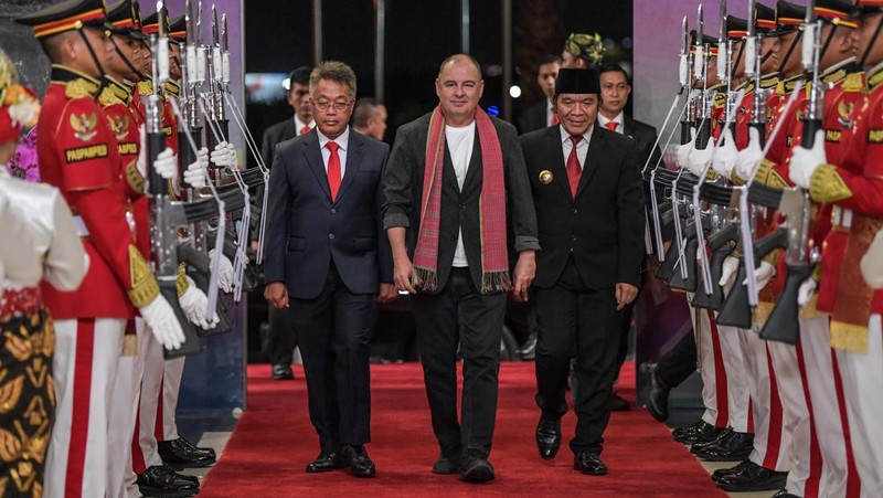 The Prime Minister of Cook Island Mark Brown (center) accompanied by Acting Governor of Banten Al Muktabar (right) and Secretary-General of the Ministry of Transportation Novie Riyanto (left) walk together to the VVIP Gate Terminal 3 Soekarno Hatta Airport, Banten, Sunday (3/9/2023). Media Center of The ASEAN Summit 2023/Raisan Al Farisi/aww.
 *** Local Caption *** Perdana Menteri Cook Island Mark Brown (tengah) didampingi Pj Gubernur Banten Al Muktabar (kanan) dan Sekjen Kementerian Perhubungan Novie Riyanto (kiri) berjalan menuju Gedung VIP Terminal 3 Bandara Soekarno Hatta, Banten, Minggu (3/9/2023). Media Center KTT ASEAN 2023/Raisan Al Farisi/aww.