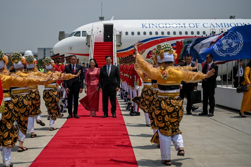 The Arrival of The Prime Minister of Cook Islands The Prime Minister of Cook Island Mark Brown (center) accompanied by Acting Governor of Banten Al Muktabar (right) and Secretary-General of the Ministry of Transportation Novie Riyanto (left) walk together to the VVIP Gate Terminal 3 Soekarno Hatta Airport, Banten, Sunday (3/9/2023). Media Center of The ASEAN Summit 2023/Raisan Al Farisi/aww.
*** Local Caption *** Perdana Menteri Cook Island Mark Brown (tengah) didampingi Pj Gubernur Banten Al Muktabar (kanan) dan Sekjen Kementerian Perhubungan Novie Riyanto (kiri) berjalan menuju Gedung VIP Terminal 3 Bandara Soekarno Hatta, Banten, Minggu (3/9/2023). Media Center KTT ASEAN 2023/Raisan Al Farisi/aww.