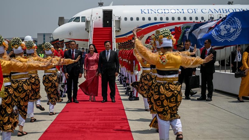 Perdana Menteri Cook Island Mark Brown (tengah) didampingi Sekjen Kemenhub Novie Riyanto (kiri) dan Pj Gubernur Banten Al Muktabar (kedua kanan) berjalan keluar meninggalkan bandara usai tiba di Terminal VVIP Bandara Soekarno-Hatta, Tangerang, Banten, Minggu (3/9/2023). (Dok. Media Center KTT ASEAN 2023/Harviyan Perdana Putra/pras)