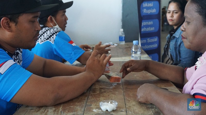 Penukaran uang baru yang difasilitasi tim ekspedisi rupiah berdaulat Bank Indonesia (BI) di Dobo, Kabupaten Kepulauan Aru, Maluku. Penukaran uang baru yang difasilitasi tim ekspedisi rupiah berdaulat Bank Indonesia (BI) di Dobo, Kabupaten Kepulauan Aru, Maluku. (CNBC Indonesia/Maikel Jefriando)