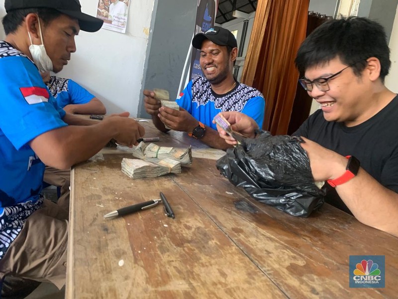 Penukaran uang baru yang difasilitasi tim ekspedisi rupiah berdaulat Bank Indonesia (BI) di Dobo, Kabupaten Kepulauan Aru, Maluku. Penukaran uang baru yang difasilitasi tim ekspedisi rupiah berdaulat Bank Indonesia (BI) di Dobo, Kabupaten Kepulauan Aru, Maluku. (CNBC Indonesia/Maikel Jefriando)