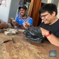Pakai Kresek, Orang di Dobo Ramai-ramai Tukar Uang Baru
