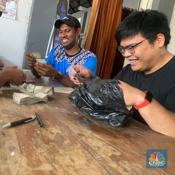 Pakai Kresek, Orang di Dobo Ramai-ramai Tukar Uang Baru