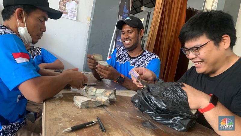 Penukaran uang baru yang difasilitasi tim ekspedisi rupiah berdaulat Bank Indonesia (BI) di Dobo, Kabupaten Kepulauan Aru, Maluku. (CNBC Indonesia/Maikel Jefriando)