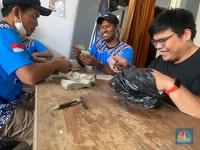Pakai Kresek, Orang di Dobo Ramai-ramai Tukar Uang Baru